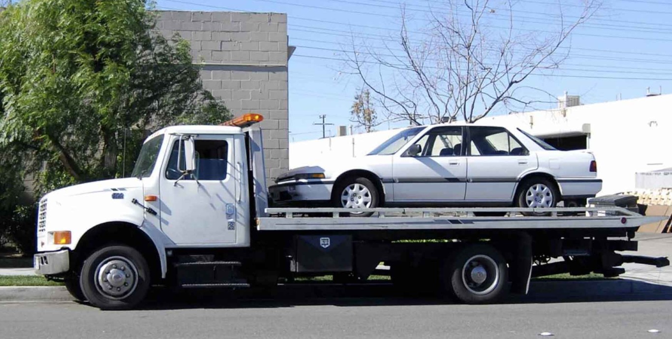 Junk car removal service picking up old vehicles in Woonsocket, RI