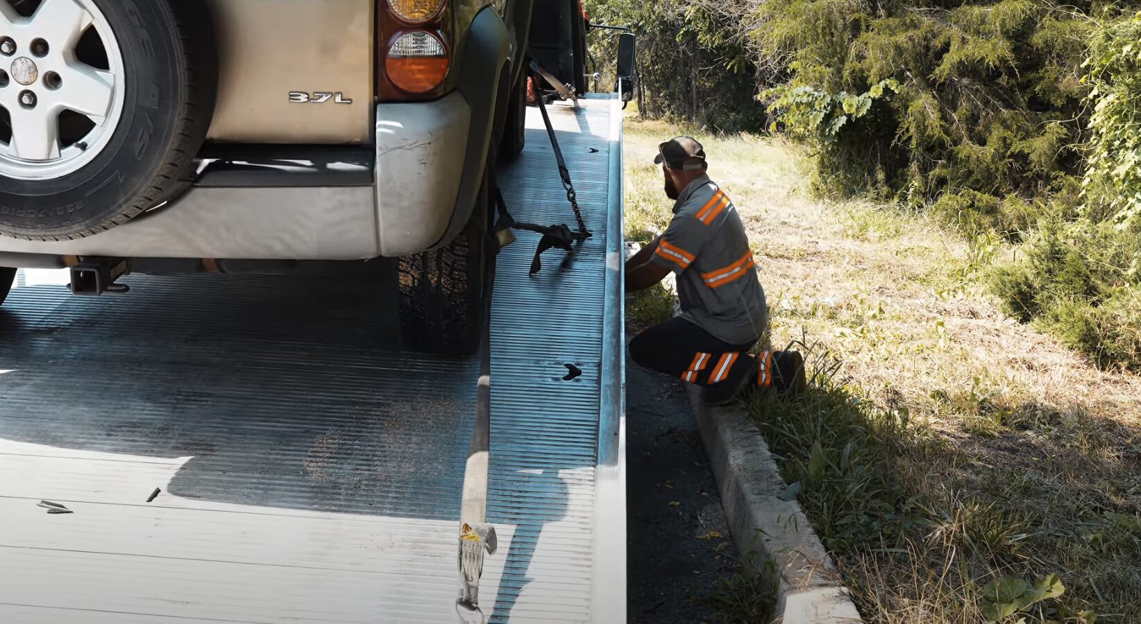 Emergency Towing Service - Fast Response in Woonsocket, RI Professional emergency towing service in action - Woonsocket Towing Service
